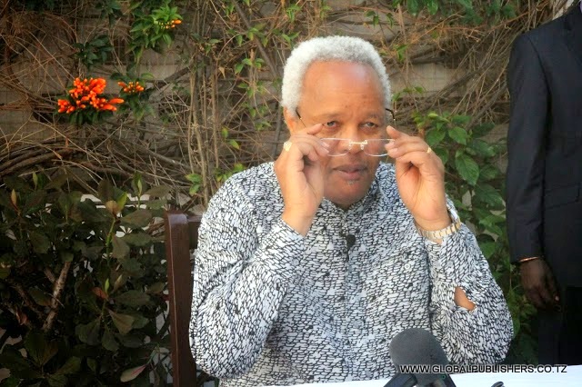 Fedha alizochangiwa Lowassa na kundi la Marafiki wa Edward Lowassa zatafunwa....