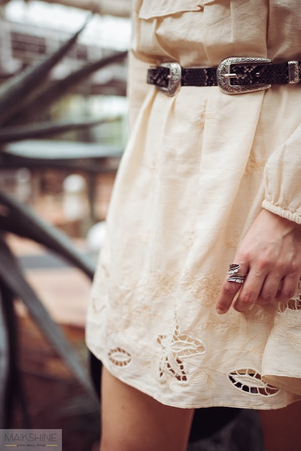 Look boho con vestido blanco