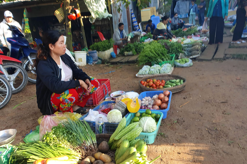 Đi%20chợ%20“chồm%20hổm”%20trên%20đỉnh%20núi%20Cấm%20-%20Cảm%20nhận%20Việt%20Nam