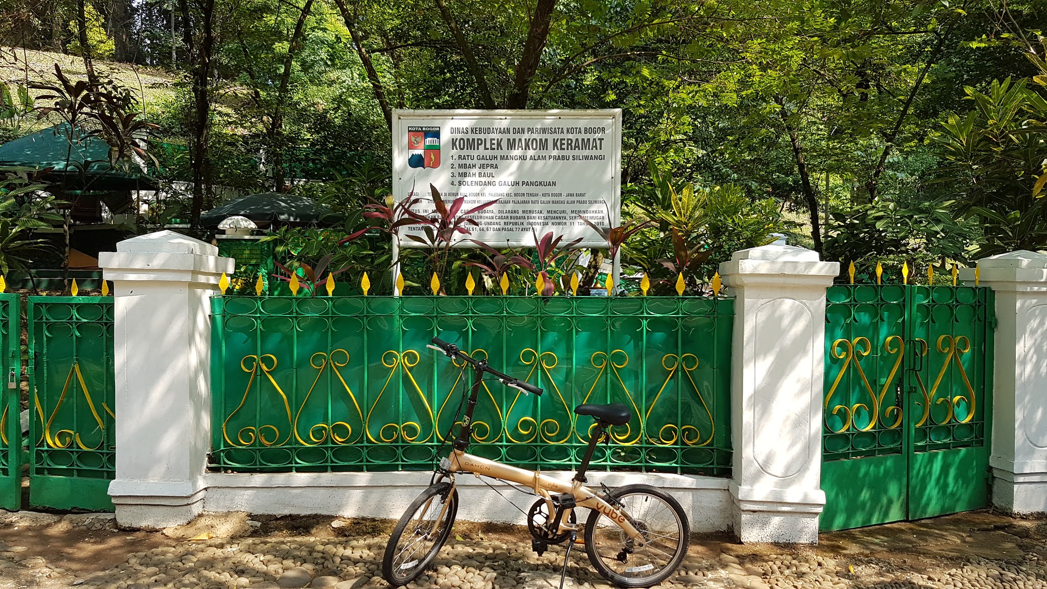 Komplek Makom Keramat dan Sumur Keramat di dalam Kebun