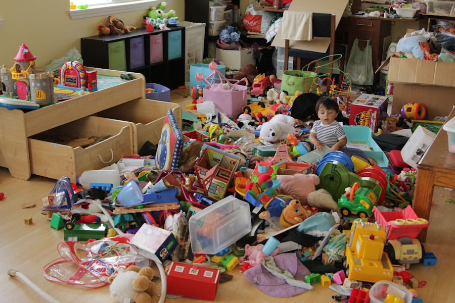 Разбросанные игрушки. Много игрушек. Разбросанные игрушки в детском саду. Комната завалена игрушками. Игрушки после игры