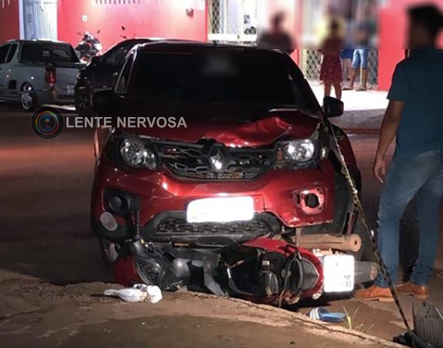 Garupa de moto sofre graves ferimentos após piloto invadir preferencial e ser atingido por automóvel