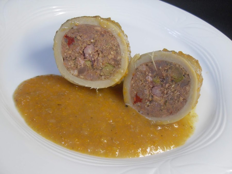 Calamar relleno de carne partido por la mitad.