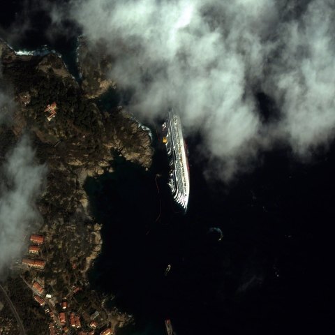 سفينة الفضاء كوستا كندريا وهي تغرق قبالة السواحل الايطالية