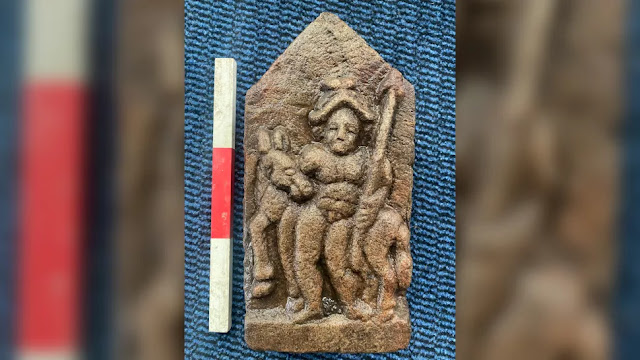 Μυστηριώδες ανάγλυφο γυμνού άνδρα ανακαλύφθηκε κοντά στο τείχος του Αδριανού