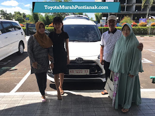 Pak Murdjani dengan Sienta 1.5 Q CVT warna putih Pak Murdjani beli Sienta 1.5 Q CVT warna putih - Harga Toyota di Pontianak