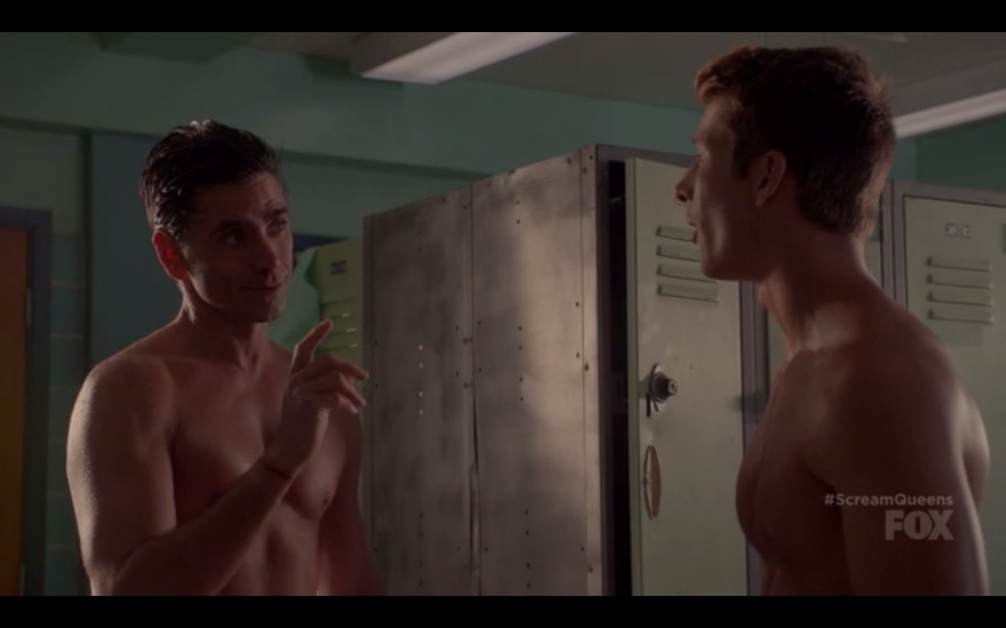 Scream Queens 2x03 - John Stamos & Glenn Powell.