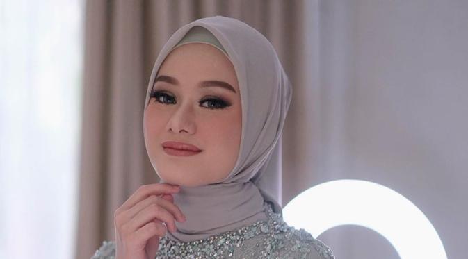 6 Potret Detail Makeup Dinda Hauw, dari Lamaran hingga ...