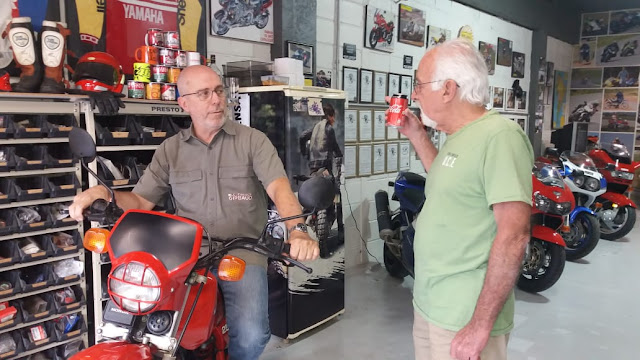 Será que o Josias estava explicando ao Agresti como vir de Manaus para São Paulo de XL250R? Será que o Josias estava explicando ao Agresti como vir de Manaus para São Paulo de XL250R?