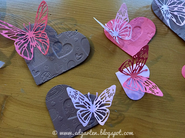 Valentinstag und Bloggeburtstag Geprägte Herzen mit Sommervogel als Dekoration