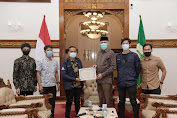 Gubernur Aceh Terima Penghargaan dari IKAPA Bandung