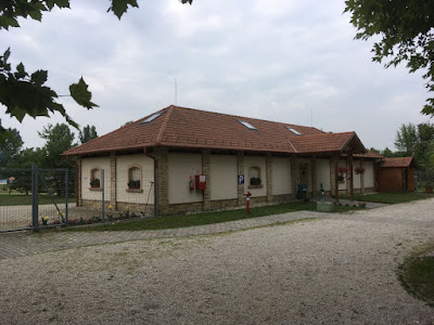 Pole kempingowe namiotowe Lipóti Termál Camping w Lipot na Węgry, łazienki
