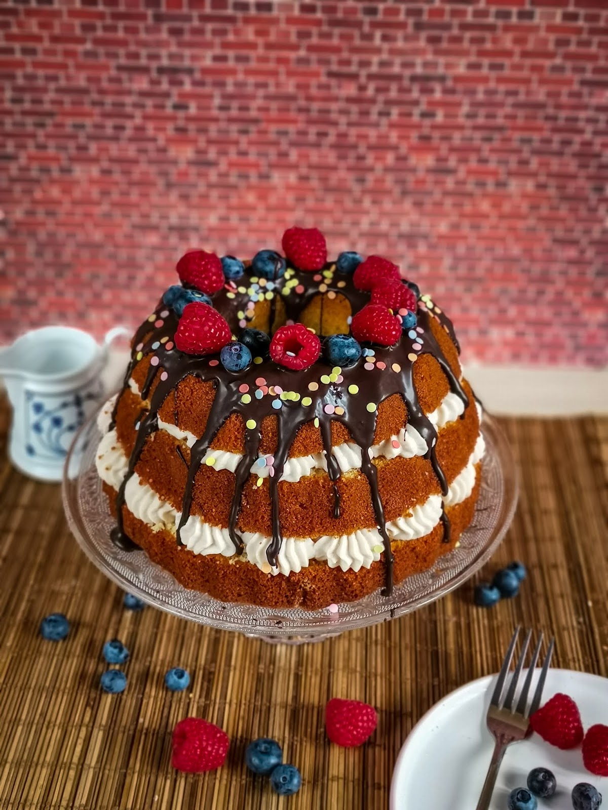 kiras_bakery: Gugelhupf Torte/ Gugelhupf mit Erdbeercreme/ Geburtstagstorte