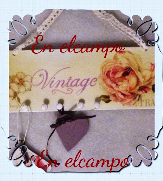 Colgador de bisutería vintage y posavasos a juego.