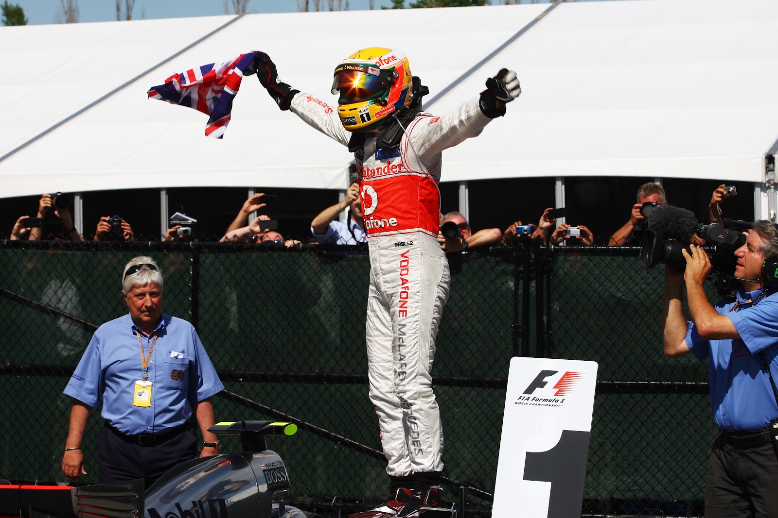 http://1.bp.blogspot.com/-4TN0KjC123o/T9aQE4VfBHI/AAAAAAAAbYk/f021kXghhXU/s1600/21Race+winner+Lewis+Hamilton+(GBR)+McLaren+MP4-27+celebrates+in+parc+ferme..jpg