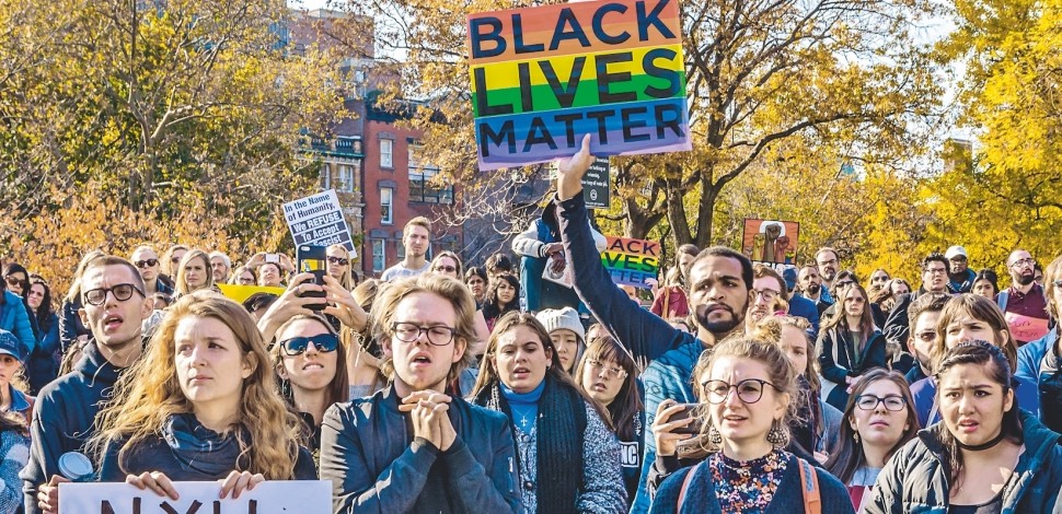 Antiracisme délirant, pleurnicherie LGBT, “microagressions” bidon... La folle dérive des campus américains