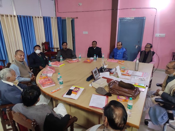 वित्त समिति की बैठक की अध्यक्षता करते कुलपति डॉ शशिनाथ झा व मौजूद अन्य सदस्य