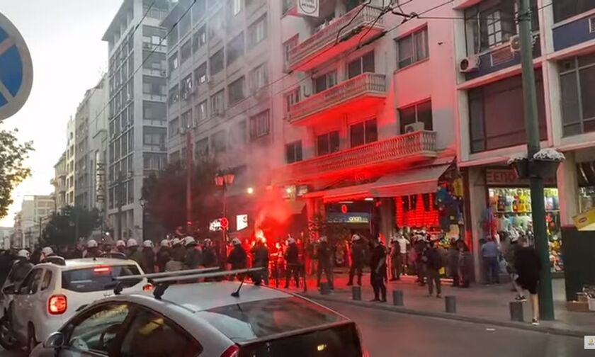 Πορεία οπαδών του ΠΑΟΚ στην Ομόνοια, επιστρατεύτηκε η ΑΥΡΑ για την αποφυγή επεισοδίων (vid) Πορεία οπαδών του ΠΑΟΚ στην Ομόνοια, επιστρατεύτηκε η ΑΥΡΑ για την αποφυγή επεισοδίων (vid)