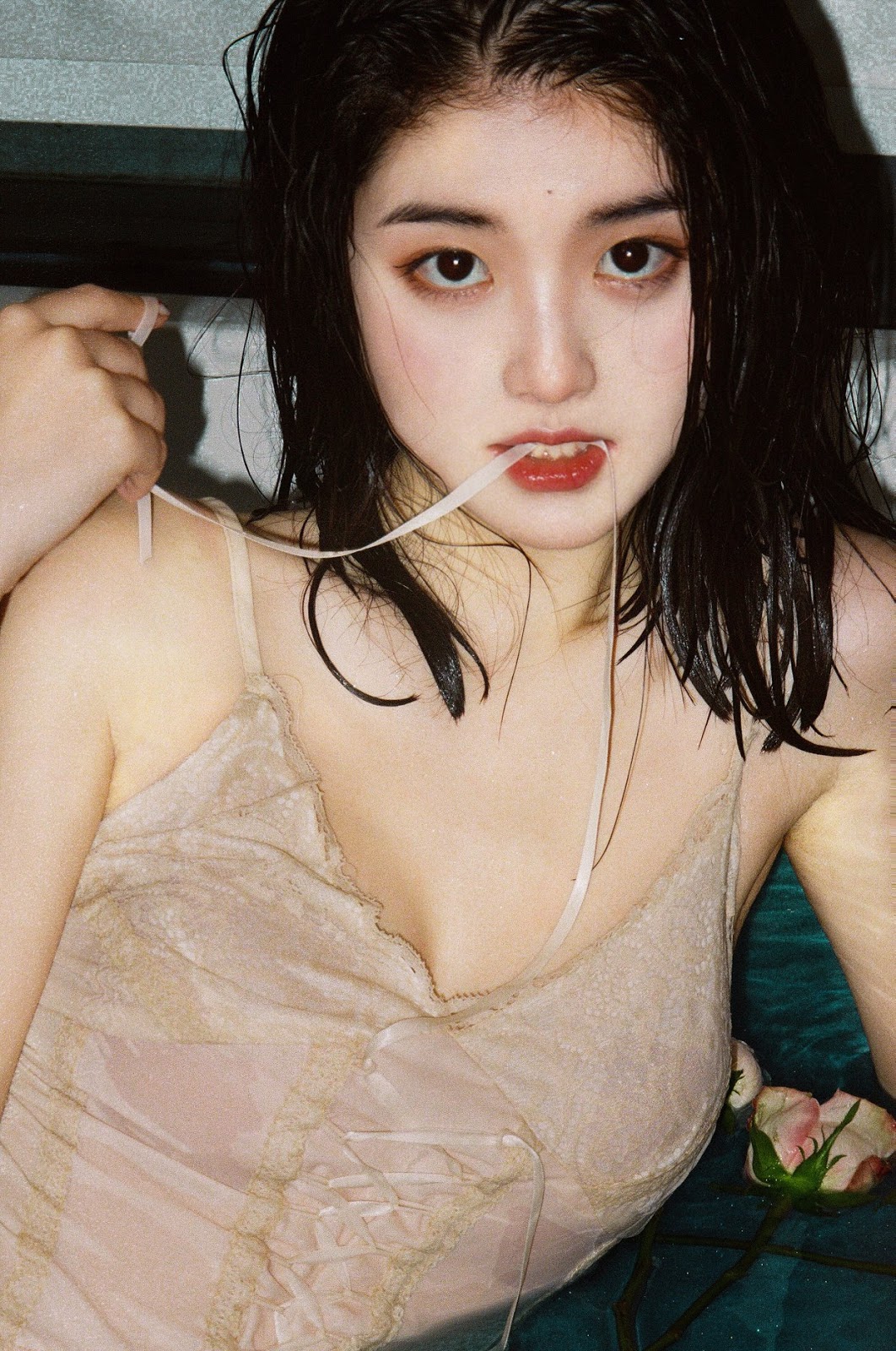 Gallery - Chinese model - Beautiful girl and Roses - P1