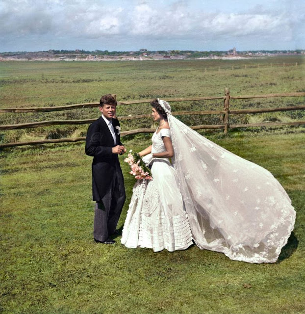 صور قديمة تم تلوينه كأنه حديثة Senator+John+F.+Kennedy+and+Jacqueline+Bouvier+Kennedy+on+their+wedding+day.