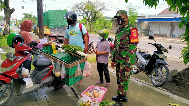 Babinsa Bener Himbau Penjual Sayur Keliling Untuk Gunakan Masker
