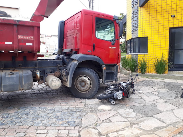 Jacobina: Motociclista é atingido por caçamba em frente ao Hospital Regional