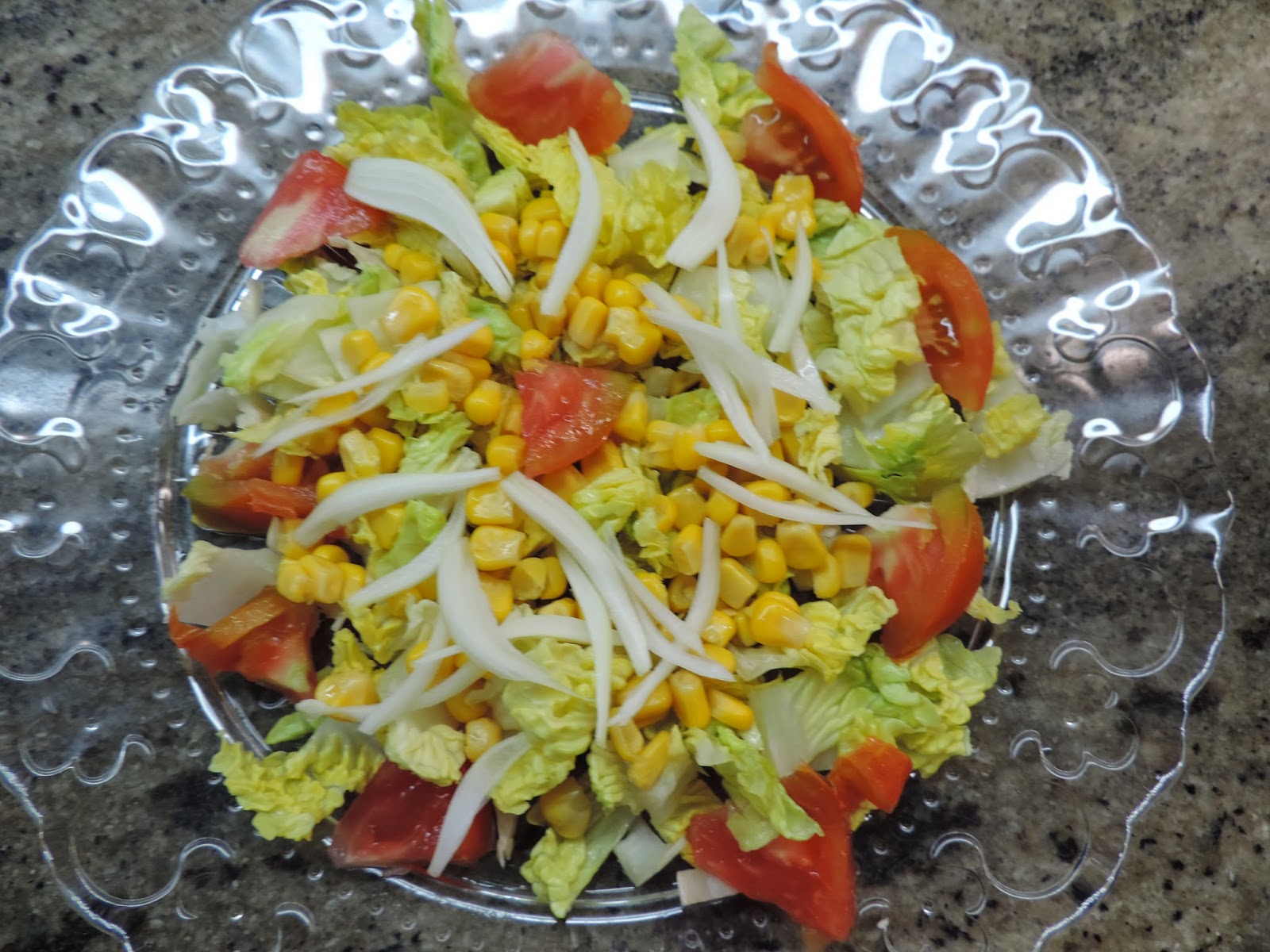 COCINANDO CON MARIBEL: Ensalada de lechuga, tomate, maíz, zanahoria ...