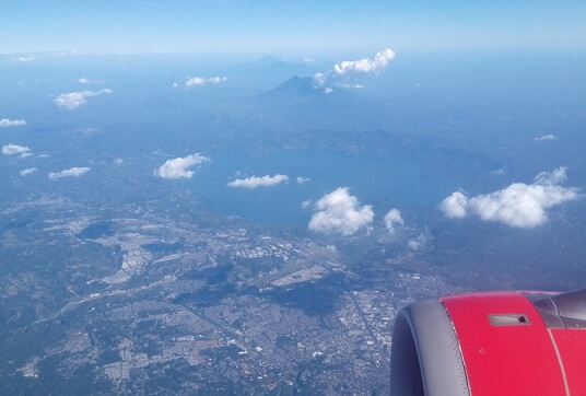 Vista avion Lago Ilopango aerial view caldera volcán volcanes El Salvador