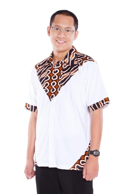 Baju koko lengan pendek dengan variasi bahan batik