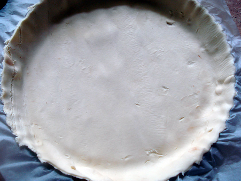 Cover the bottom of the pie mould with the puff pastry 