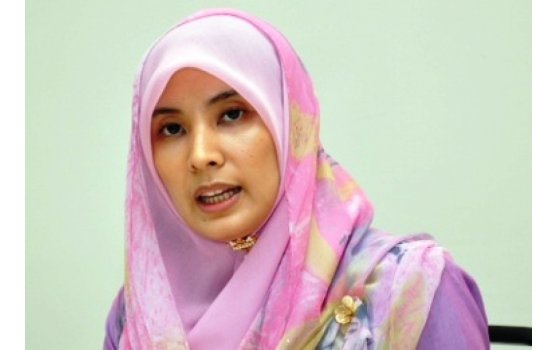 PANAS : NURUL IZZAH KANTOI PAKAI BRA MERAH????