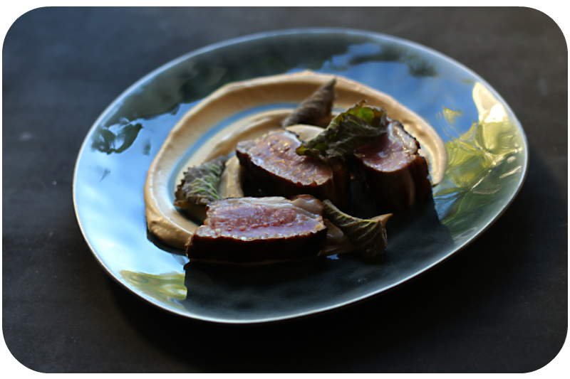 Dry aged Lammlachse vom schottischen Weideschaf, Blumenkohlpüree mit Zimtblüten und Sternanis, frittierter Jamaica-Thymian | Arthurs Tochter Kocht von Astrid Paul