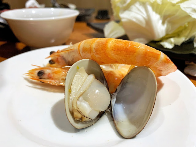 原石鍋的蛤蠣飽滿多汁 原石鍋的蛤蠣飽滿多汁