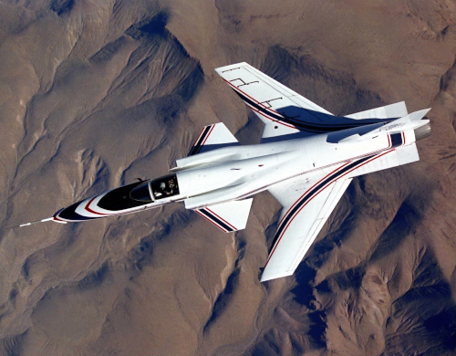 Экспериментальный самолет X-29A с крылом обратной стреловидности в США