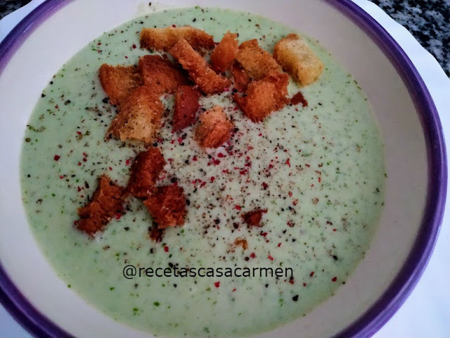 Sopa fría de aguacate y canónigos