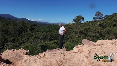 Bizzarri, da Bizzarri Pedras, com seu amigo Bil, garimpando pedras na pedreira, sendo pedra de granito cor rosa. Adoro garimpar essa pedra pois já vou imaginando elas em cada construção com pedra que vou executando, os lagos ornamentais, o paisagismo com pedra e os muros com pedra.