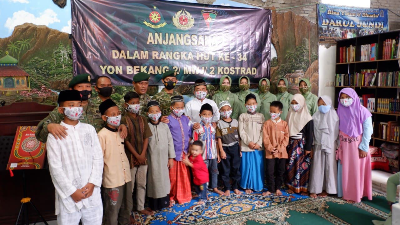 Soldier Yonbekang 2 Kostrad visited the Darul Jundi orphanage in Malang