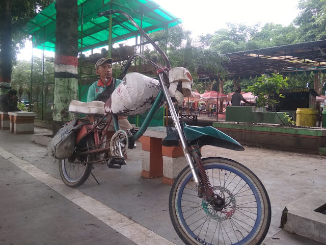 Sepeda Ontel Sebagai Transportasi Salah Satu Pekerja RS Umum Abdoerrahem Situbondo