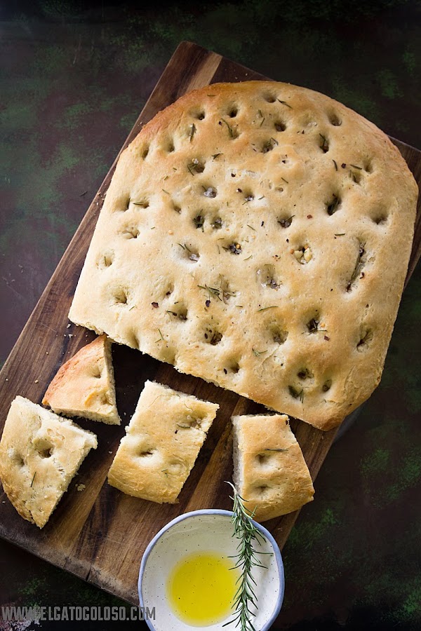 Focaccia dorada, aprende cómo hacer una fácil y deliciosa focaccia en www.elgatogoloso.com
