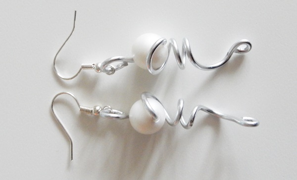 DIY : boucles d'oreilles fil d'aluminium et perle