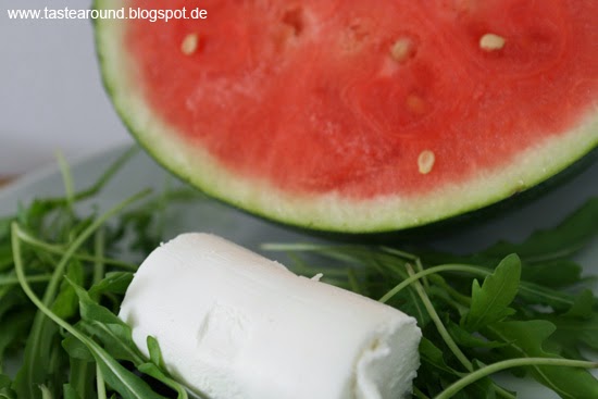 TASTE around: Gegrillte Wassermelone mit Ziegenkäse auf Rucola TASTE around: Gegrillte Wassermelone mit Ziegenkäse auf Rucola