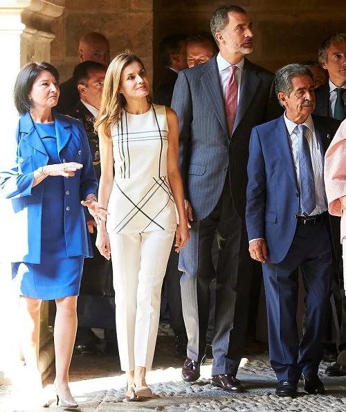 Queen Letizia wore Massimo Dutti Trousers and Uterque gold Pumps. Roberto Verino blouse, Hugo Boss