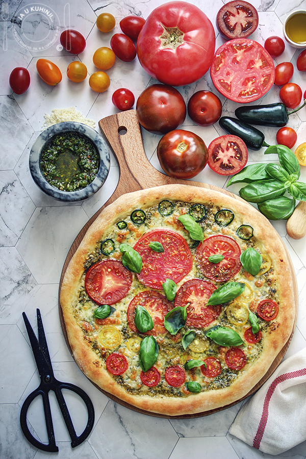 Pesto pizza sa paradajzom i mozzarellom