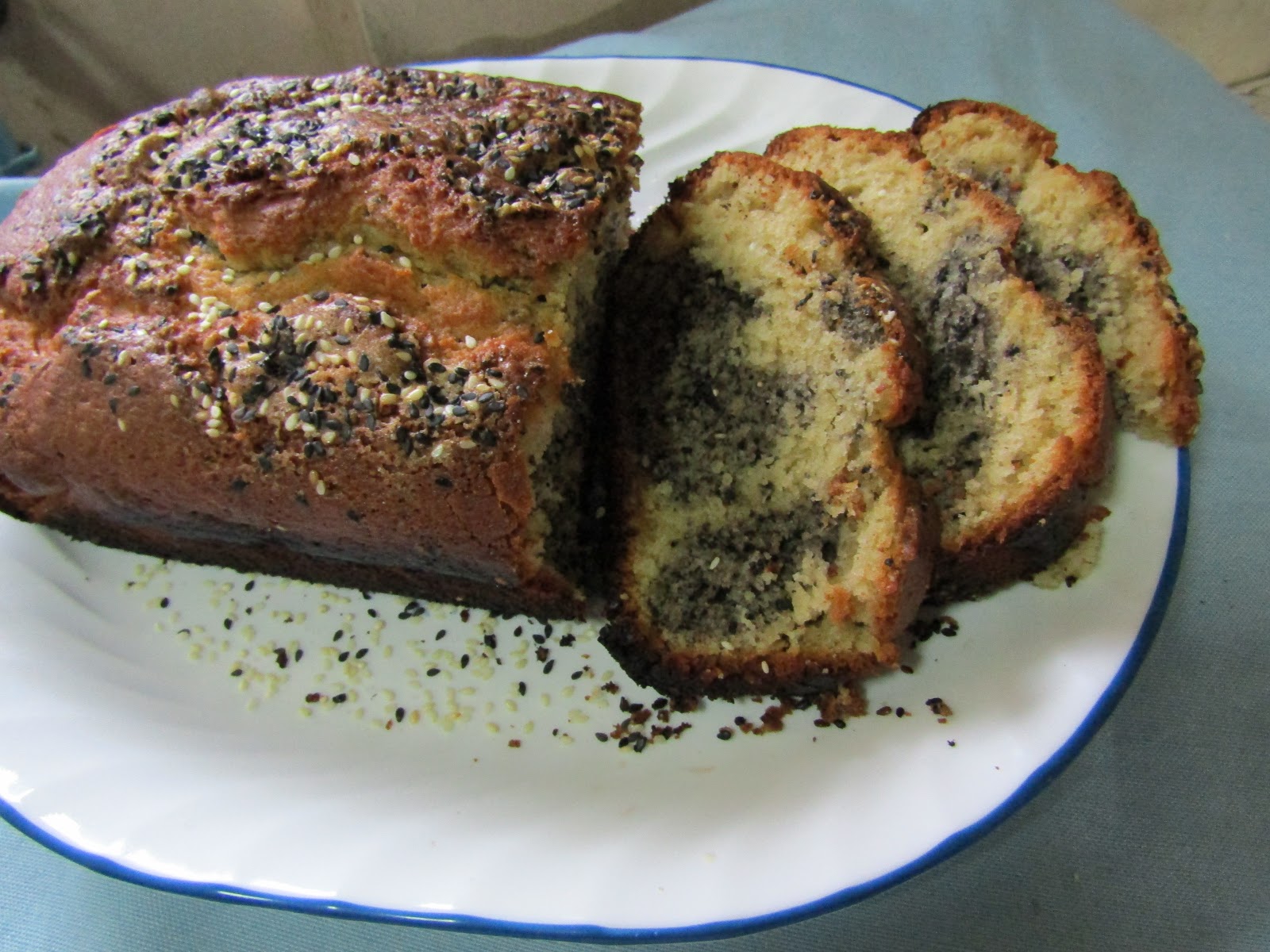 Swirled Sesame Tahini Tea Cake (Cake con sesamo negro y blanco)