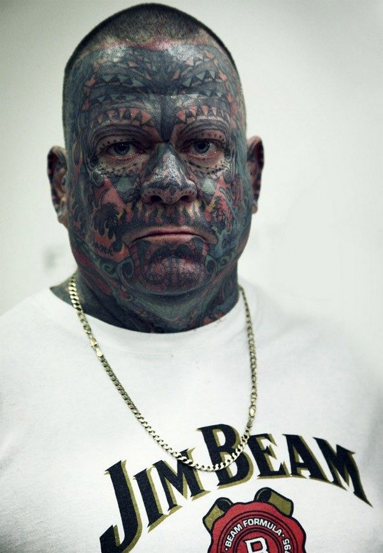 Тату на неграх. Татуированный негр. Татуировки на темнокожих.