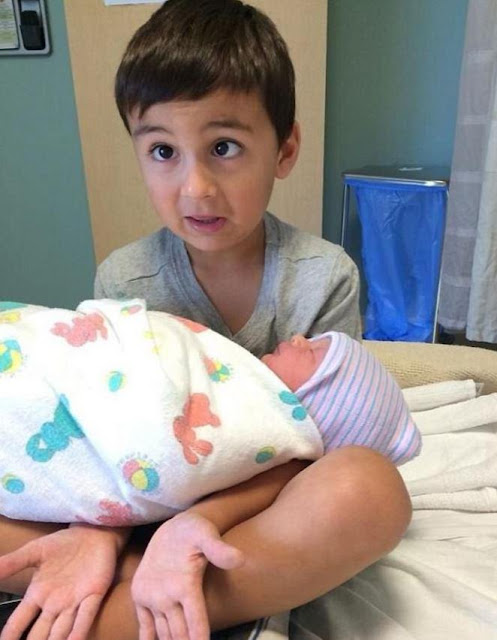 Siap Ngakak! 7 Ekspresi Kekesalan Sang Kakak Yg Baru Punya Adik Bayi