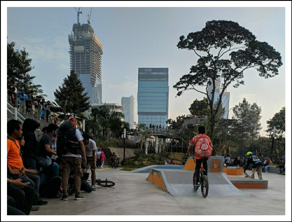 Asiknya Main Skateboard di Jantung Kota Jakarta