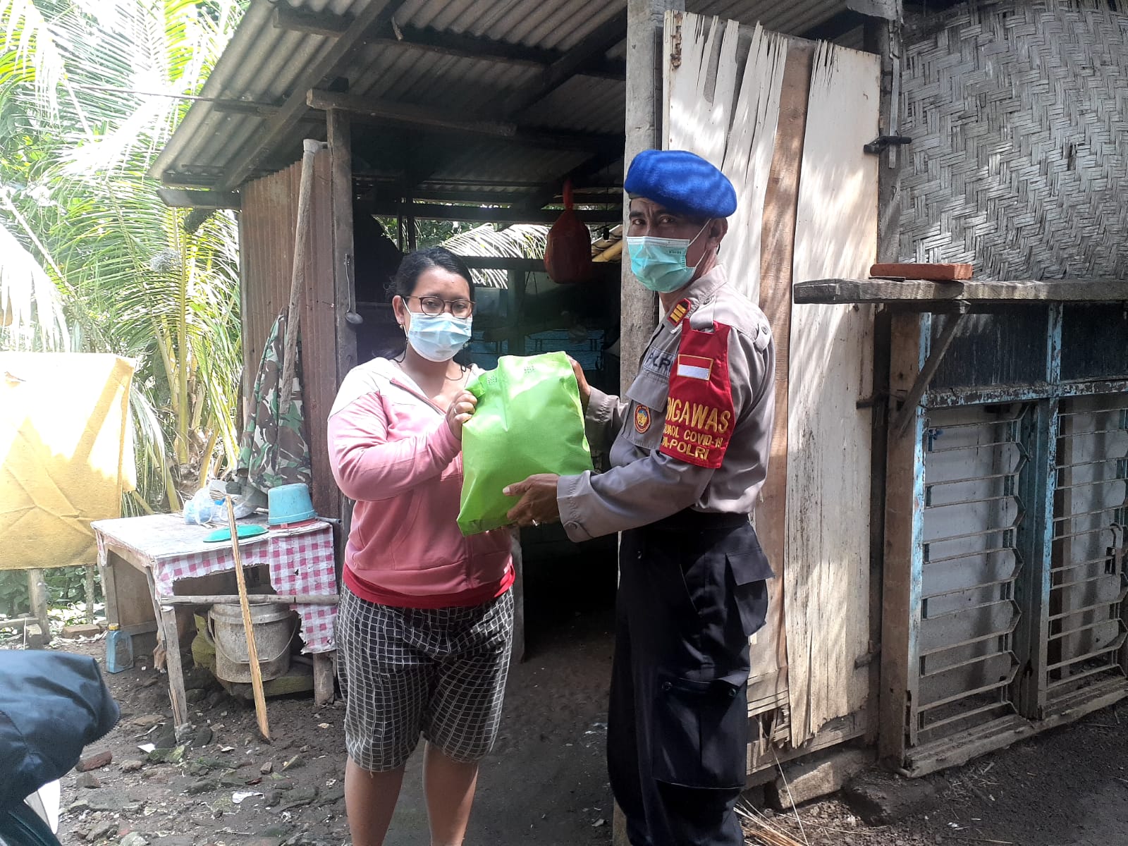 Polres Klungkung Bagikan Sembako Kepada Warga Kurang Mampu