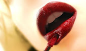 El carmín rouge noir Chanel perfila sus labios, mientras que el olor del licor te aleja de ellos.
