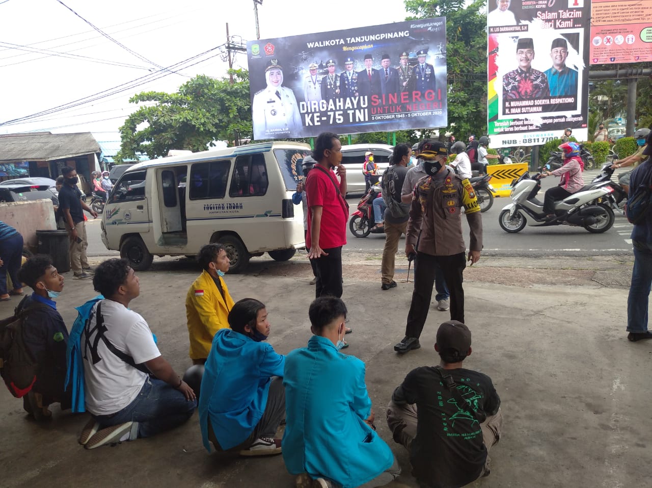 Bakar Pembatas Jalan di Tegah Jalan, Enam Orang Mahasiswa Diamakan Polisi